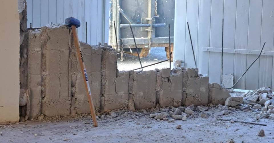 image de la démolition d'une façade pour illustrer rénovation maison riez 
