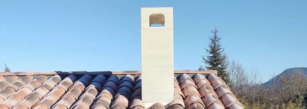 photo d'un montage de cheminée à riez pour illustrer la Rénovation toiture Alpes-de-Haute-Provence